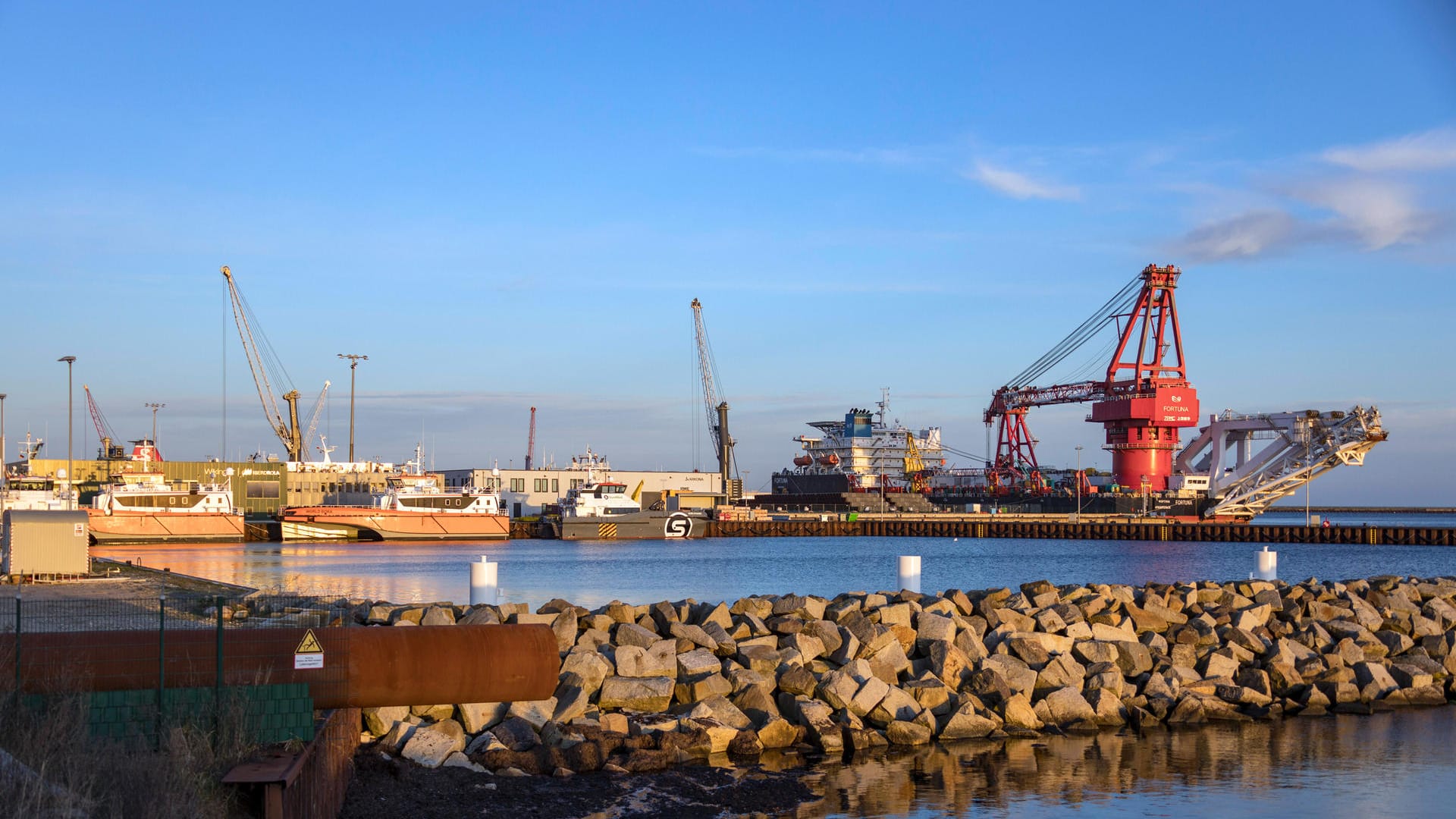 Das russische Verlegeschiff "Fortuna" im Fährhafen Sassnitz-Mukran: Versorgungsschiffe für Nord Stream 2 bekamen in Polen Probleme.