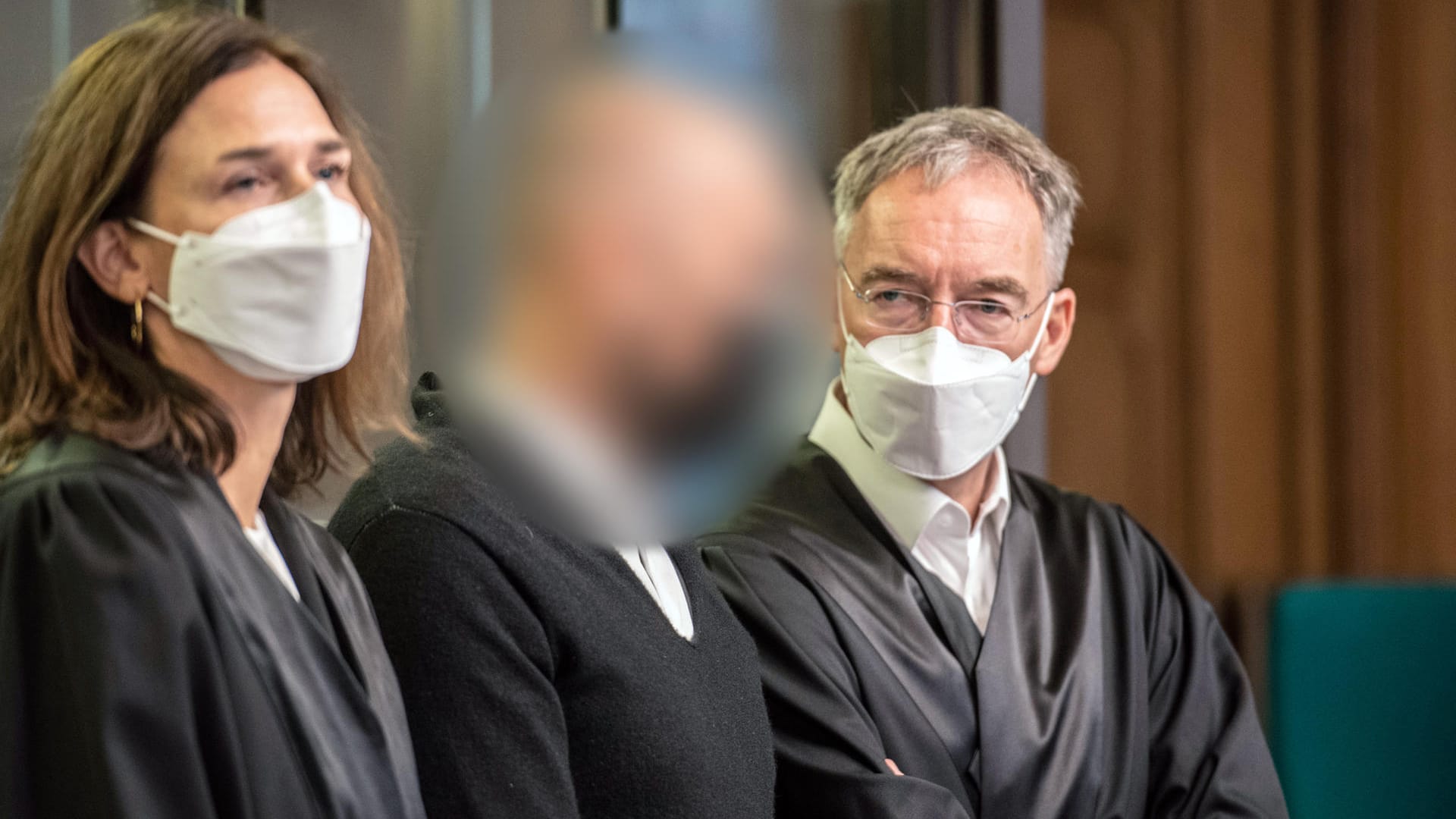 Der Angeklagte im Prozess um den tödlichen SUV-Unfall steht im Gerichtssaal zwischen seinen Anwälten (Archivbild): Die Anklage wirft dem Mann fahrlässige Tötung und fahrlässige Gefährdung des Straßenverkehrs vor. Der Angeklagte im Prozess um den tödlichen SUV-Unfall steht im Gerichtssaal zwischen seinen Anwälten (Archivbild): Die Anklage wirft dem Mann fahrlässige Tötung und fahrlässige Gefährdung des Straßenverkehrs vor.