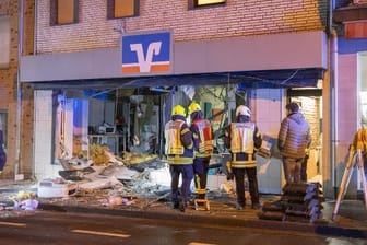 Eine zerstörte Bankfiliale in Jüchen (Archivbild): Die Automatensprengungen in NRW sind stark angestiegen.