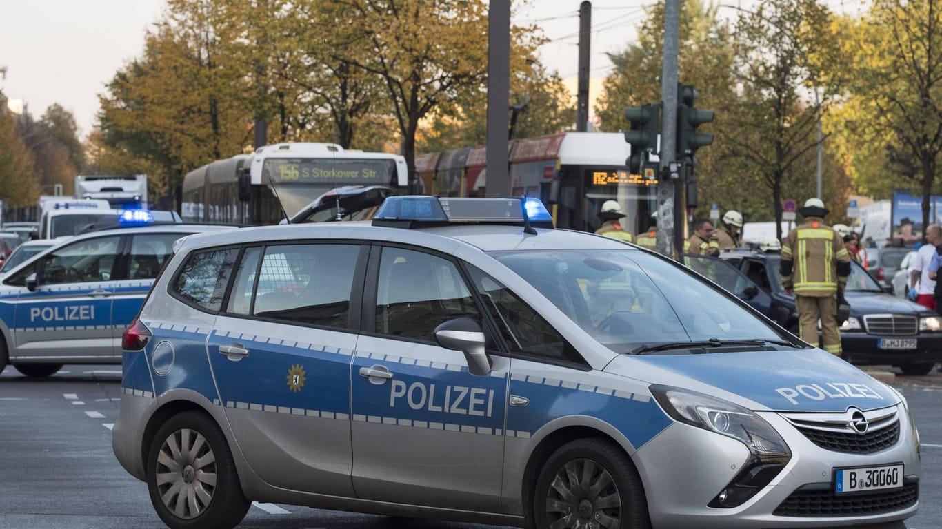 Straßensperrung durch die Polizei nach einem Unfall im Prenzlauer Berg (Archivbild): Eine Radfahrerin wurde in Berlin schwer verletzt.