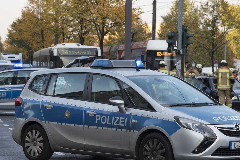 Straßensperrung durch die Polizei nach einem Unfall im Prenzlauer Berg (Archivbild): Eine Radfahrerin wurde in Berlin schwer verletzt.