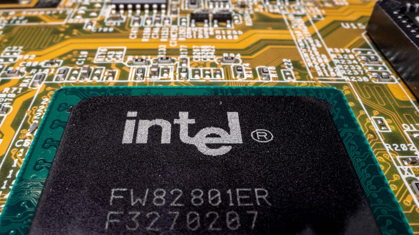 Intel Mikroprozessor (CPU) auf einer Computerplatine (Symbolbild). *** Intel microprocessor CPU on a computer board sym