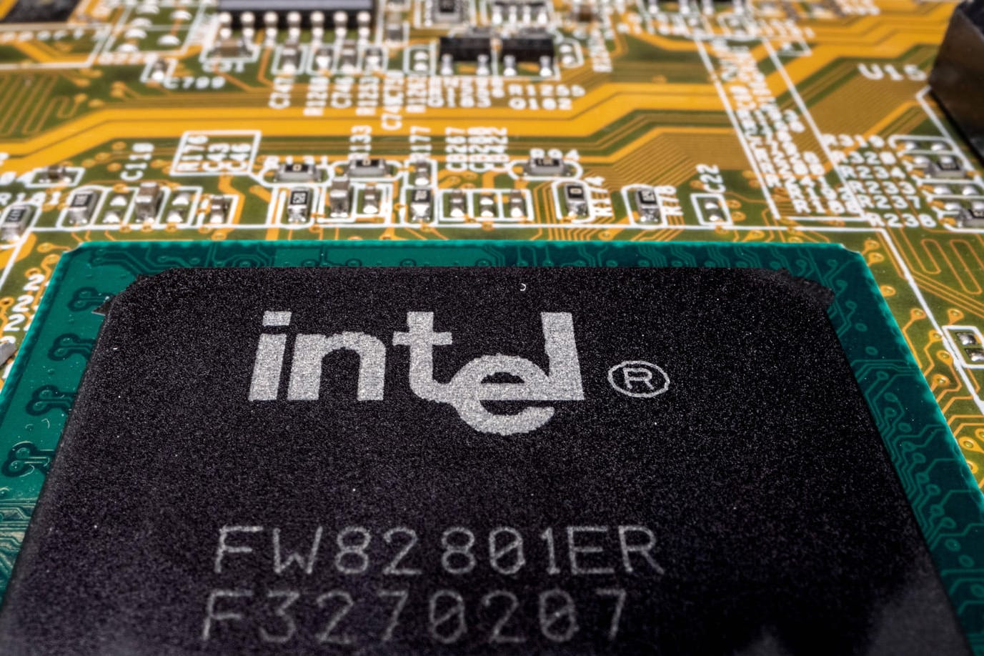 Intel Mikroprozessor (CPU) auf einer Computerplatine (Symbolbild). *** Intel microprocessor CPU on a computer board sym Intel Mikroprozessor (CPU) auf einer Computerplatine (Symbolbild). *** Intel microprocessor CPU on a computer board sym