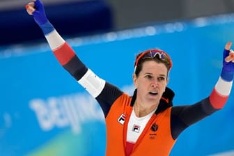 Eisschnellläuferin Ireen Wüst hat gemeinsam mit Irene Schouten und Marijke Groenewoud Bronze in der Mannschaftsverfolgung gewonnen.