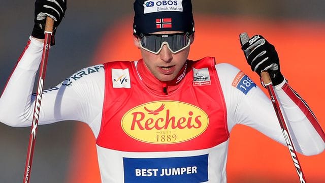 Der norwegische Kombinierer Jarl Magnus Riiber geht nach dem Springen als Goldfavorit ins Skilanglaufrennen.