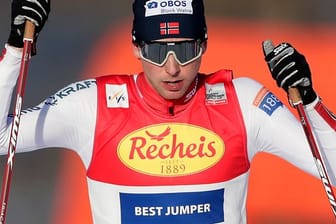 Der norwegische Kombinierer Jarl Magnus Riiber geht nach dem Springen als Goldfavorit ins Skilanglaufrennen.