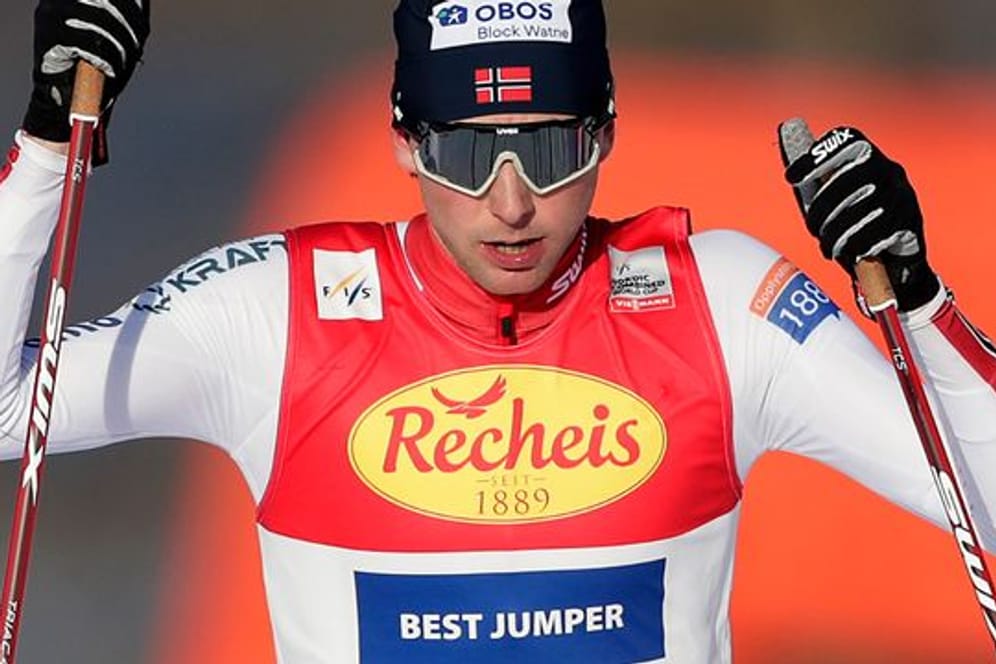Der norwegische Kombinierer Jarl Magnus Riiber geht nach dem Springen als Goldfavorit ins Skilanglaufrennen.