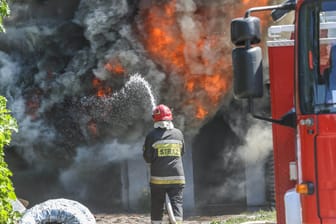 Polnische Feuerwehrleute löschen einen Brand (Symbolbild): Die Explosion passierte beim Mischen von 800 Kilogramm Nitroglycerin.