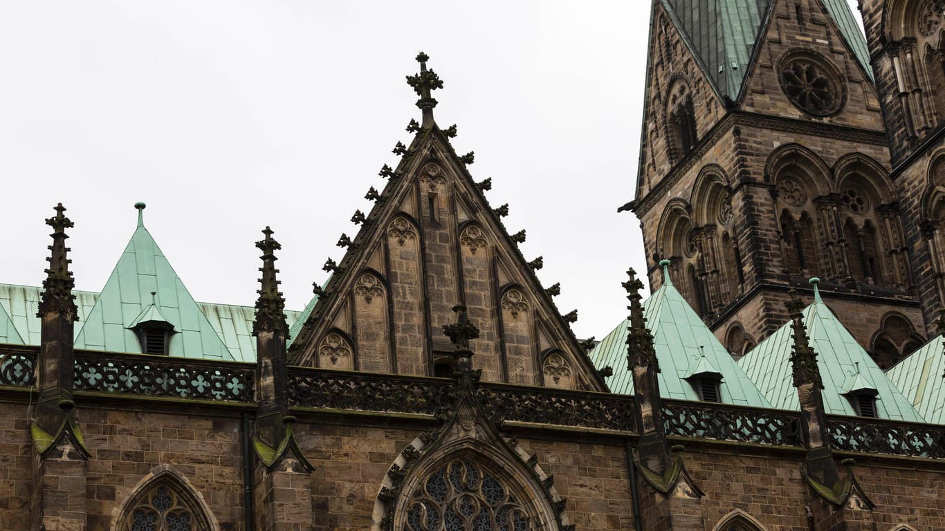 Blick auf den St. Petri Dom in Bremen (Archivbild): Nach Missbrauchsvorwürfen gegen einen ehemaliger Domprediger aus Bremen melden sich immer mehr Zeitzeugen.