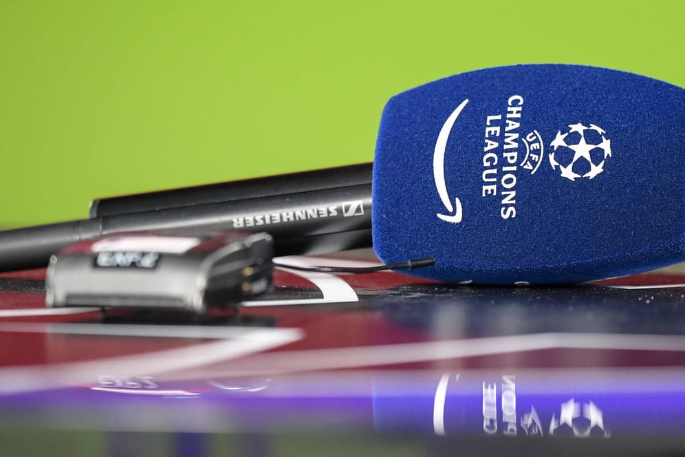 Mikrofon am Rande eines Champions-League-Spiels: Die Sender, die ab 2024 die Königsklasse übertragen wollen, müssen tief in die Tasche greifen.