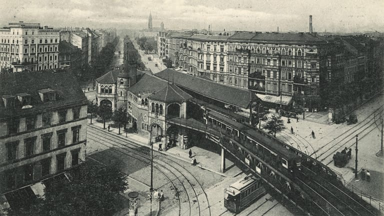 Der Hochbahnhof Schlesisches Tor auf einer alten Postkarte (Archivbild): Am 15. Februar 1902 fuhr in Berlin die erste U-Bahn.