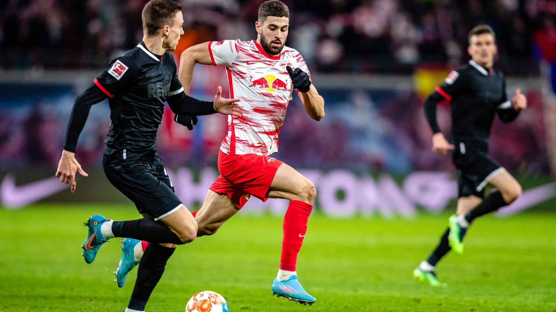 Tim Lemperle (m.) im Duell mit Josko Gvardiol (l.) vom RB Leipzig: Nach dem Ausfall von Modeste winkt dem 20-Jährigen ein Platz in der Startelf.