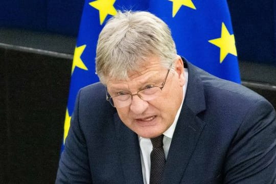 Das EU-Parlament hat dem fraktionslosen Europaabgeordneten und ehemaligen AfD-Vorsitzenden Jörg Meuthen die parlamentarische Immunität entzogen.