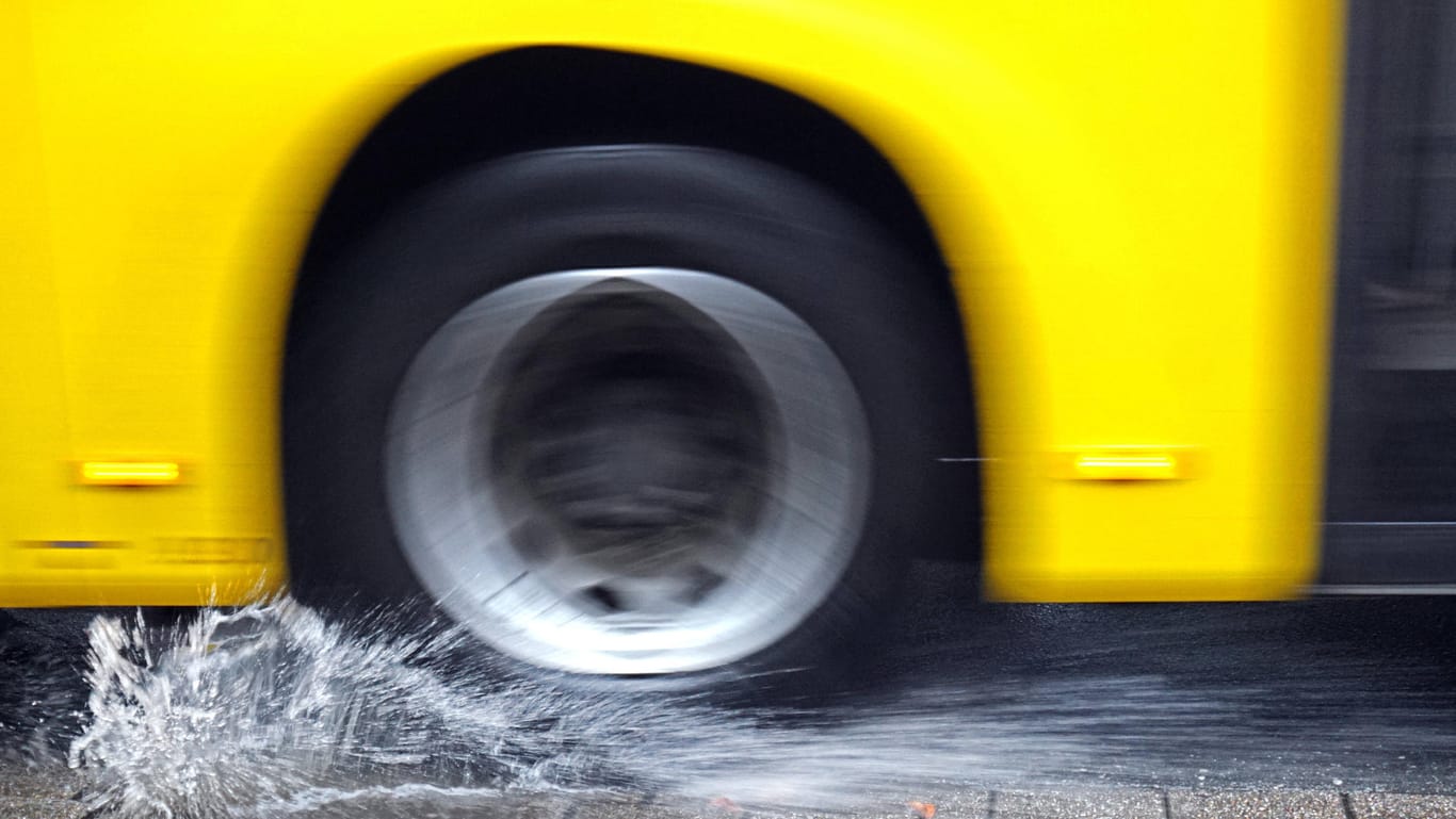 Die Reifen eines Busses (Symbol): Eine Frau ist in Köln von einem Bus überfahren und schwer verletzt worden.
