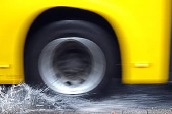 Die Reifen eines Busses (Symbol): Eine Frau ist in Köln von einem Bus überfahren und schwer verletzt worden.
