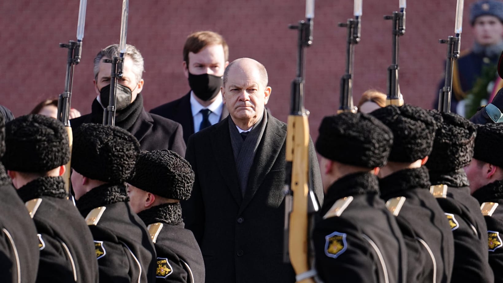 Olaf Scholz am Grabmal des unbekannten Soldaten: Der Kanzler ist für Gespräche mit Wladimir Putin nach Moskau gereist.