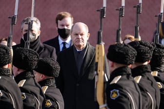 Olaf Scholz am Grabmal des unbekannten Soldaten: Der Kanzler ist für Gespräche mit Wladimir Putin nach Moskau gereist.