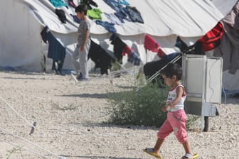 Kinder in einem Flüchtlingscamp auf Zypern (Symbolbild): Das kleine Mädchen wurde vermutlich von seinen Eltern getrennt, als sie versuchten, vom türkisch-besetzten Norden der Insel in den Süden zu gelangen.