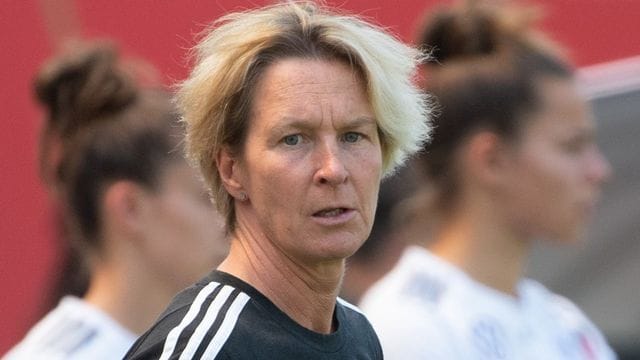 Die deutsche Frauen-Nationaltrainerin Martina Voss-Tecklenburg hat mittlerweile mehrere Corona-Fälle im Team zu beklagen.