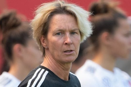 Die deutsche Frauen-Nationaltrainerin Martina Voss-Tecklenburg hat mittlerweile mehrere Corona-Fälle im Team zu beklagen.