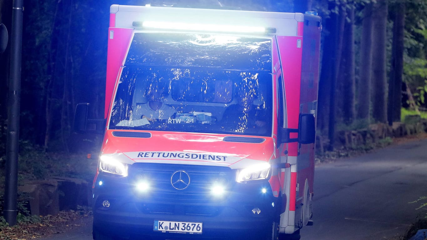 Ein Rettungswagen mit Blaulicht in Köln (Symbolbild): Die Frau wurde schwer verletzt in ein Krankenhaus gebracht.