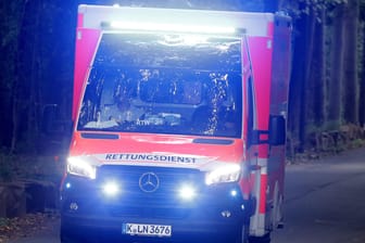 Ein Rettungswagen mit Blaulicht in Köln (Symbolbild): Die Frau wurde schwer verletzt in ein Krankenhaus gebracht.