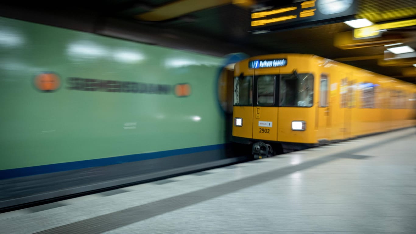 Ein U-Bahn Zug der BVG faehrt in den Bahnhof Siemensdamm ein in der Siemensstadt in Berlin, 02.02.2022. Berlin Deutschla