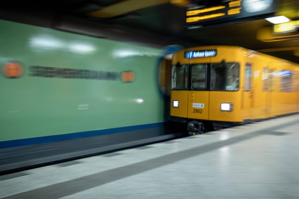 Ein U-Bahn Zug der BVG faehrt in den Bahnhof Siemensdamm ein in der Siemensstadt in Berlin, 02.02.2022. Berlin Deutschla