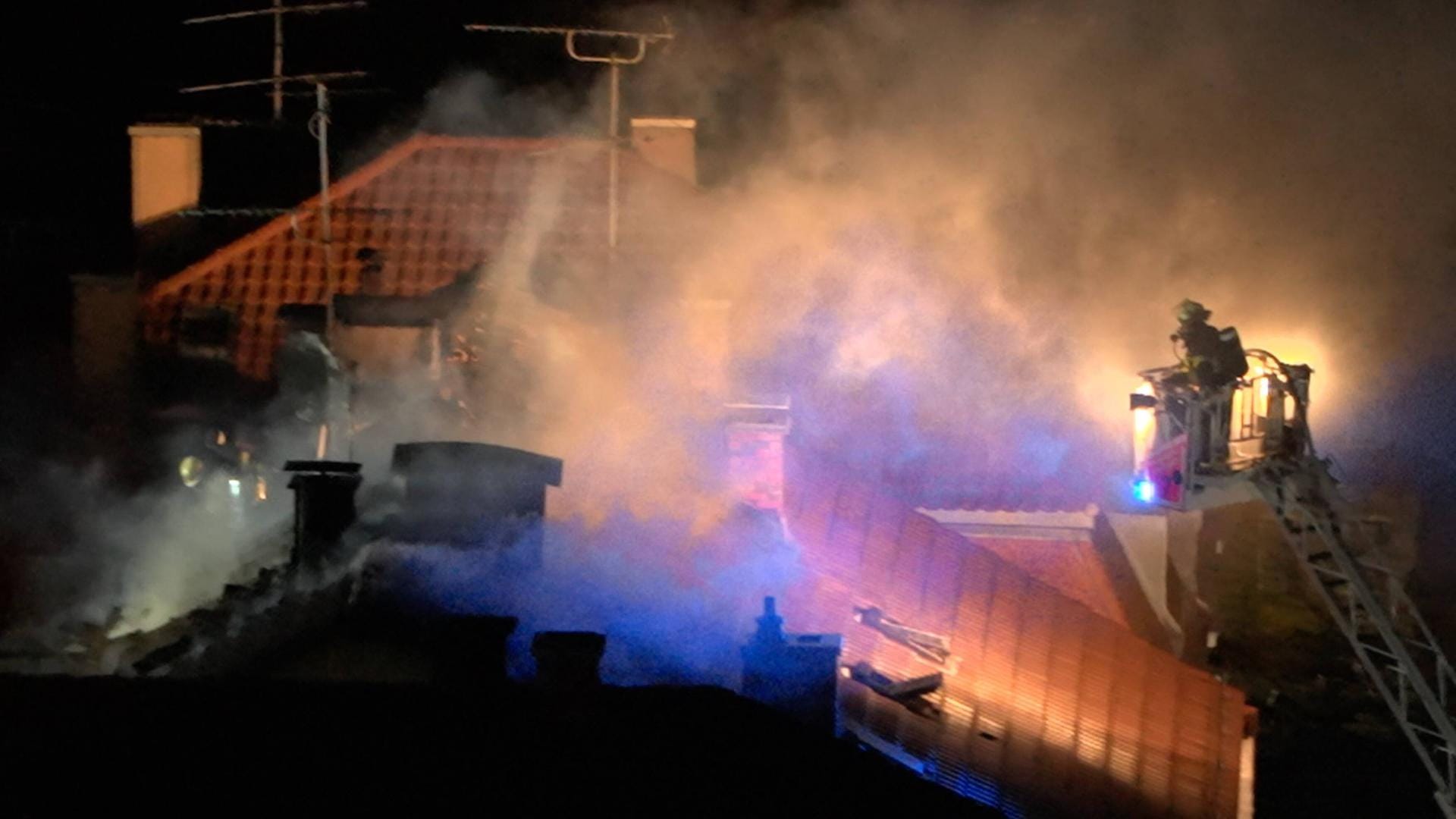 Feuerwehrleute im Einsatz: Der Dachstuhl hatte am frühen Morgen Feuer gefangen.