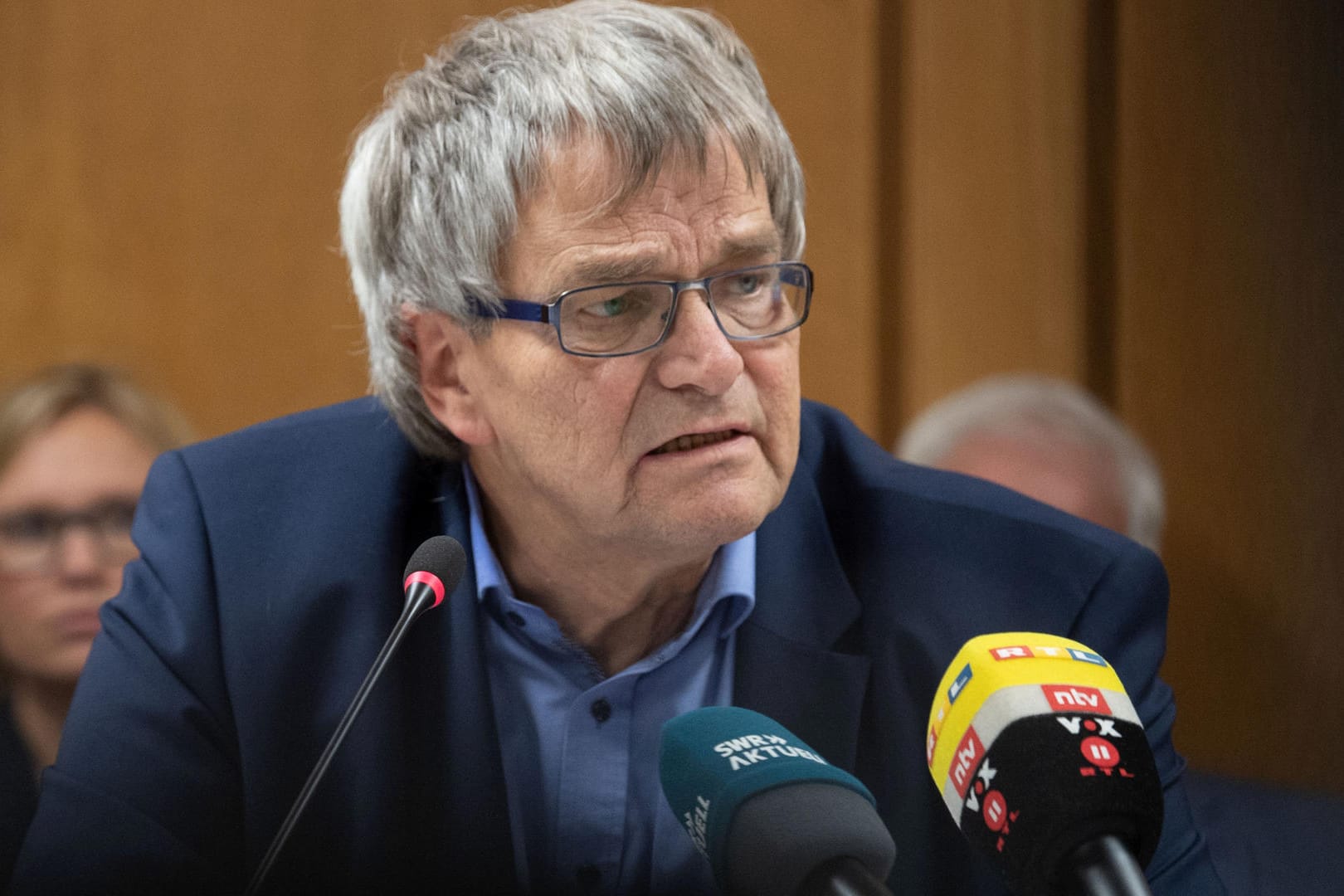 Hans-Ulrich Sckerl (Bündnis 90/Die Grünen) spricht während einer Sitzung des Innenauschusses des Landtags von Baden-Württemberg(Archivbild): Der 70-Jährige verstarb an den Folgen seiner Krebserkrankung.