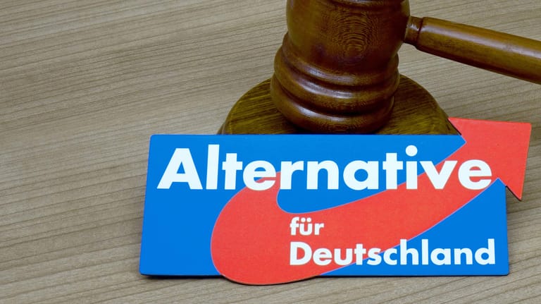 AfD-Logo und Richterhammer (Symbolbild): Ein Eilantrag wurde bereits im September abgewiesen.