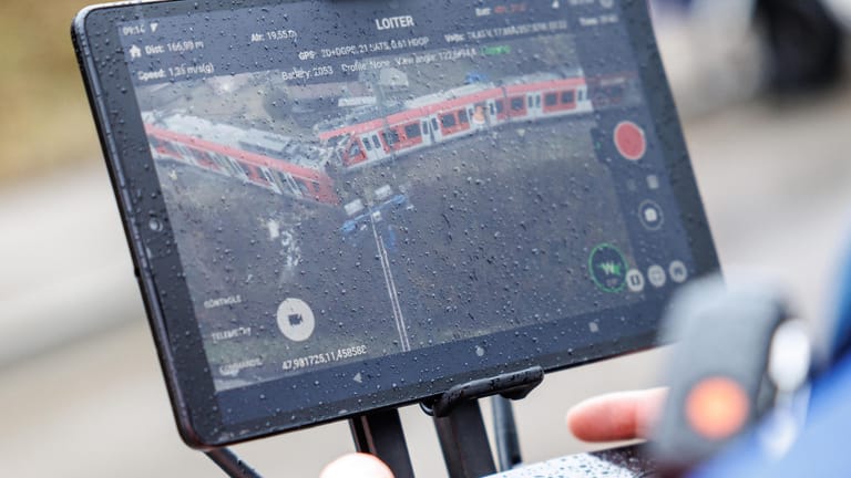 Live-Bild einer Drohne des Technischen Hilfswerks: Mehrere Zugteile beider Bahnen sind aus den Gleisen gesprungen.