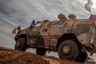 Fahrzeuge der Bundeswehr nahe eines Stützpunktes im Norden Malis (Archivbild): Verteidigungsministerin Christine Lambrecht äußert zunehmend Zweifel am Einsatz der Bundeswehr in dem Land.