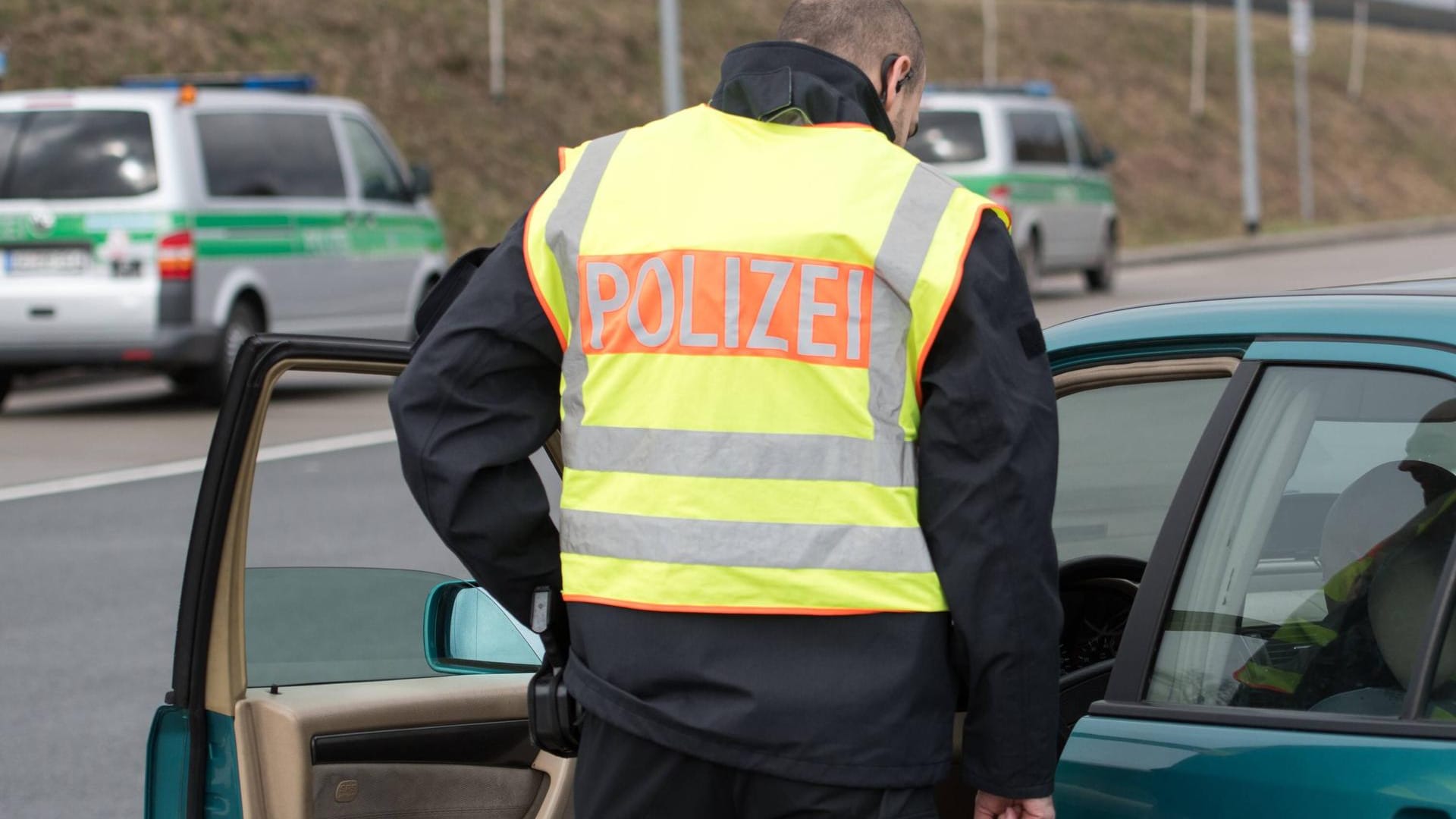 Polizei kontrolliert Autofahrer (Symboldbild): Bei einer routinemäßigen Kontrolle auf der A6 stellten Polizeibeamte 139 Kilogramm Marihuana sicher.