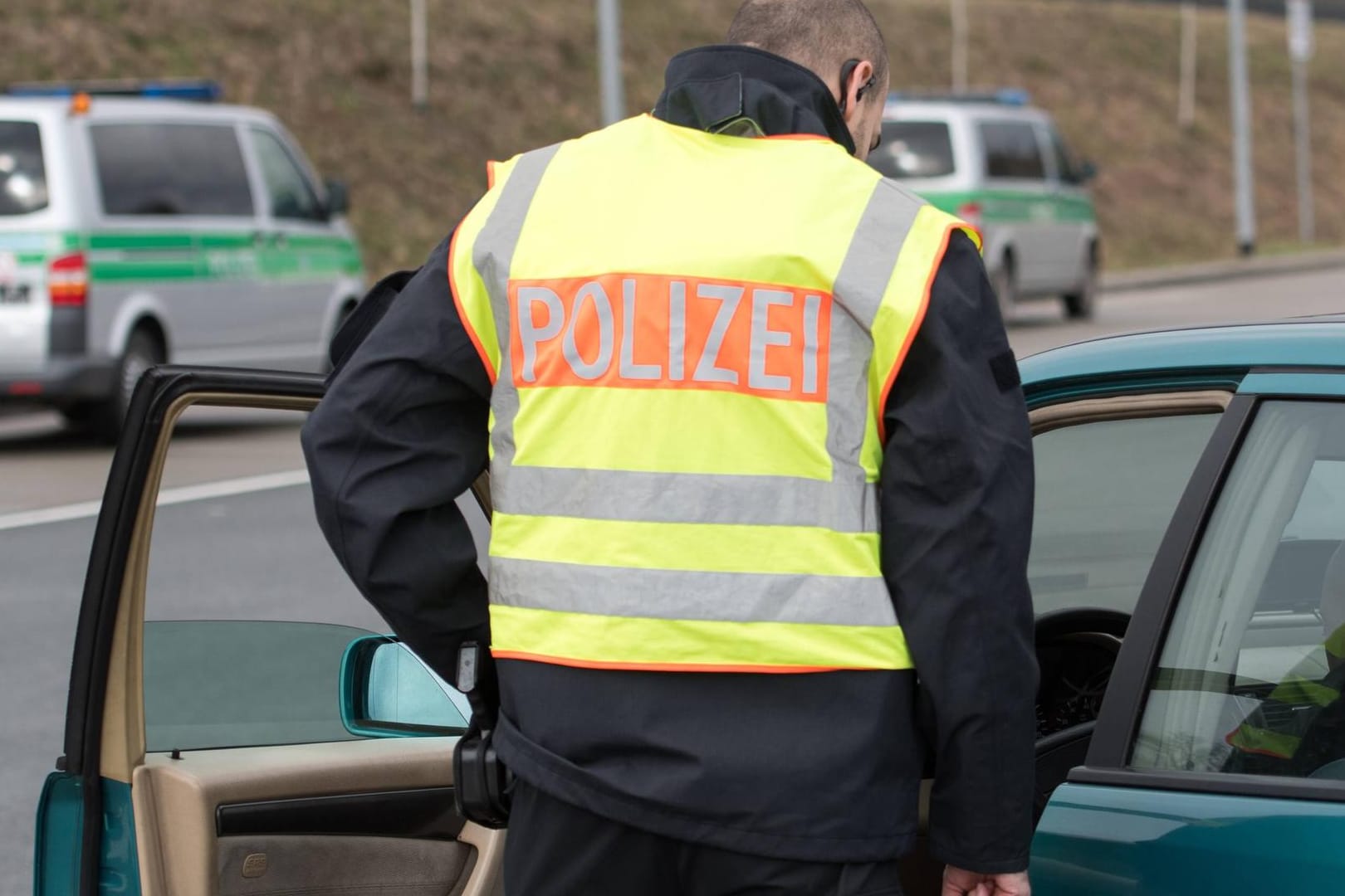 Polizei kontrolliert Autofahrer (Symboldbild): Bei einer routinemäßigen Kontrolle auf der A6 stellten Polizeibeamte 139 Kilogramm Marihuana sicher.