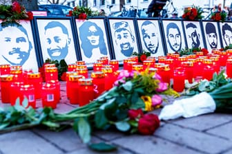 Gedenken der Opfer am ersten Jahrestag des rechtsextremen Anschlags (Symbolbild): Familienministerin Spiegel wird in Hanau auch einen Tatort besuchen.