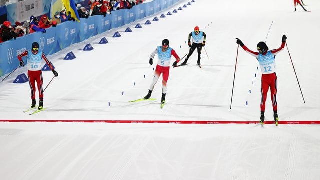 Der Norweger Jörgen Graabak (r) gewinnt das Rennen vor seinem Landsmann Jens Luraas Oftebro (l) und dem Japaner Akito Watabe (M).