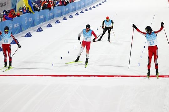 Der Norweger Jörgen Graabak (r) gewinnt das Rennen vor seinem Landsmann Jens Luraas Oftebro (l) und dem Japaner Akito Watabe (M).