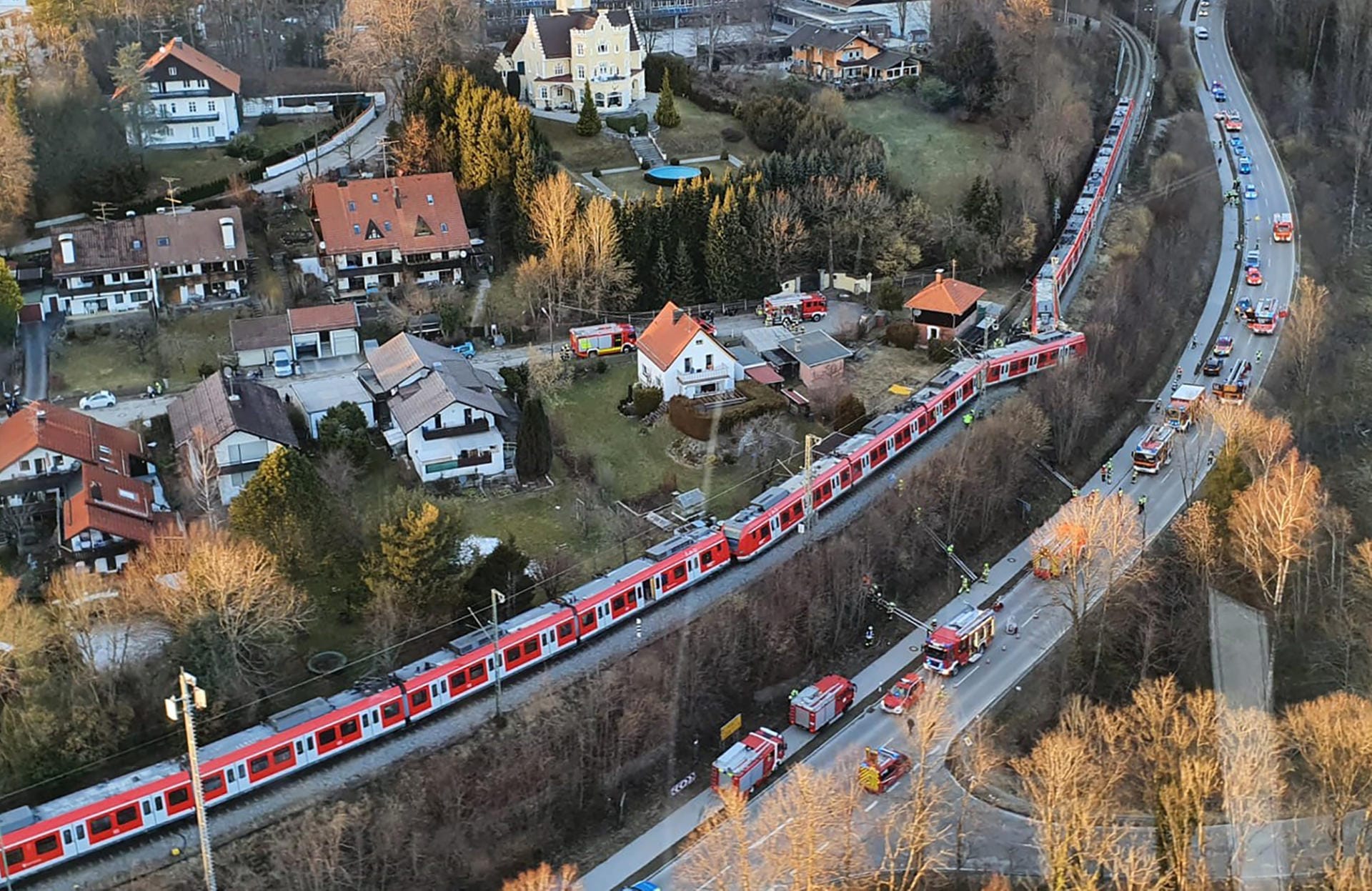 Die Aufnahme aus einem ADAC Rettungshubschrauber zeigt die beiden aufeinander geprallten S-Bahnen an der Unfallstelle in der Nähe des Bahnhofes Ebenhausen-Schäftlarn.