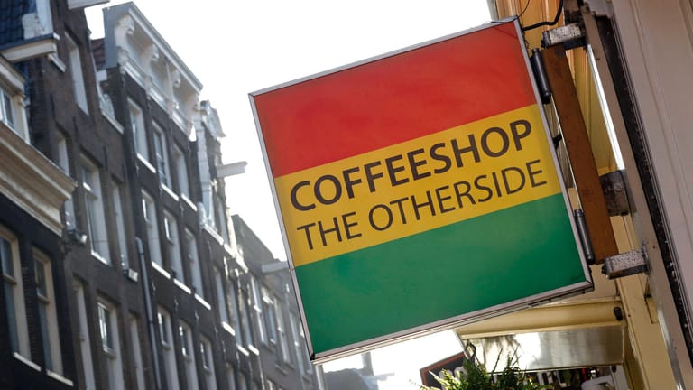 Coffeeshop-Schild in Amsterdam (Symbolbild): Das könnte bald auch in Deutschland Realität sein.