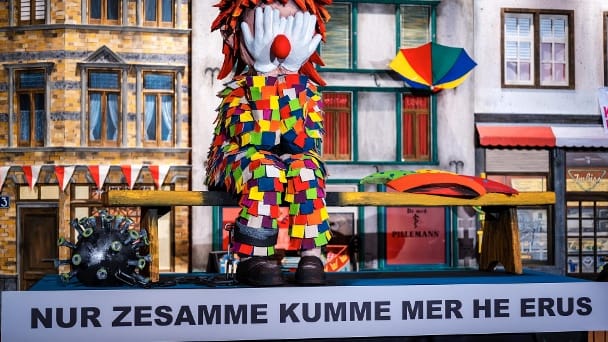 Ein Miniaturkarnevalswagen mit der Aufschrift "Nur zesamme kumme mer he erus" beim Puppen-Rosenmontagszug 2021.