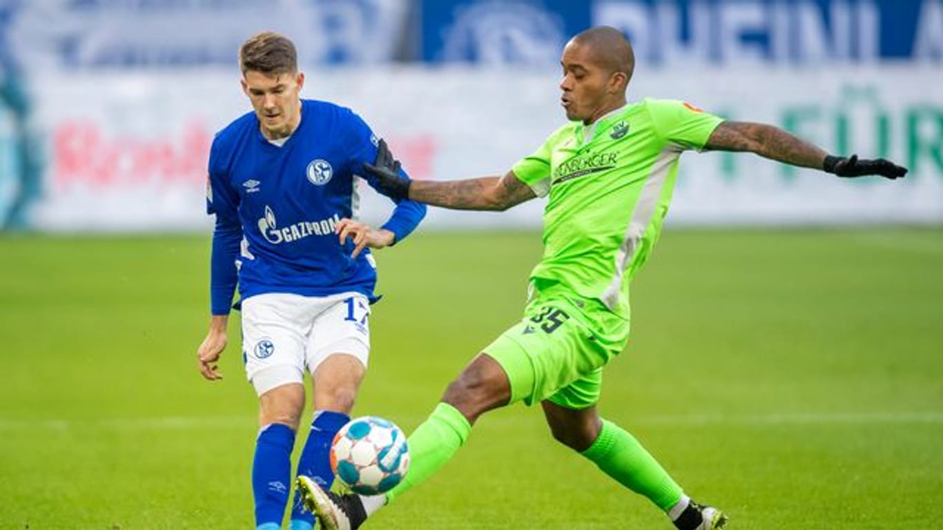 Der FC Schalke 04 hat den Vertrag von Florian Flick (l) verlängert.