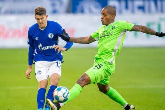 Der FC Schalke 04 hat den Vertrag von Florian Flick (l) verlängert.