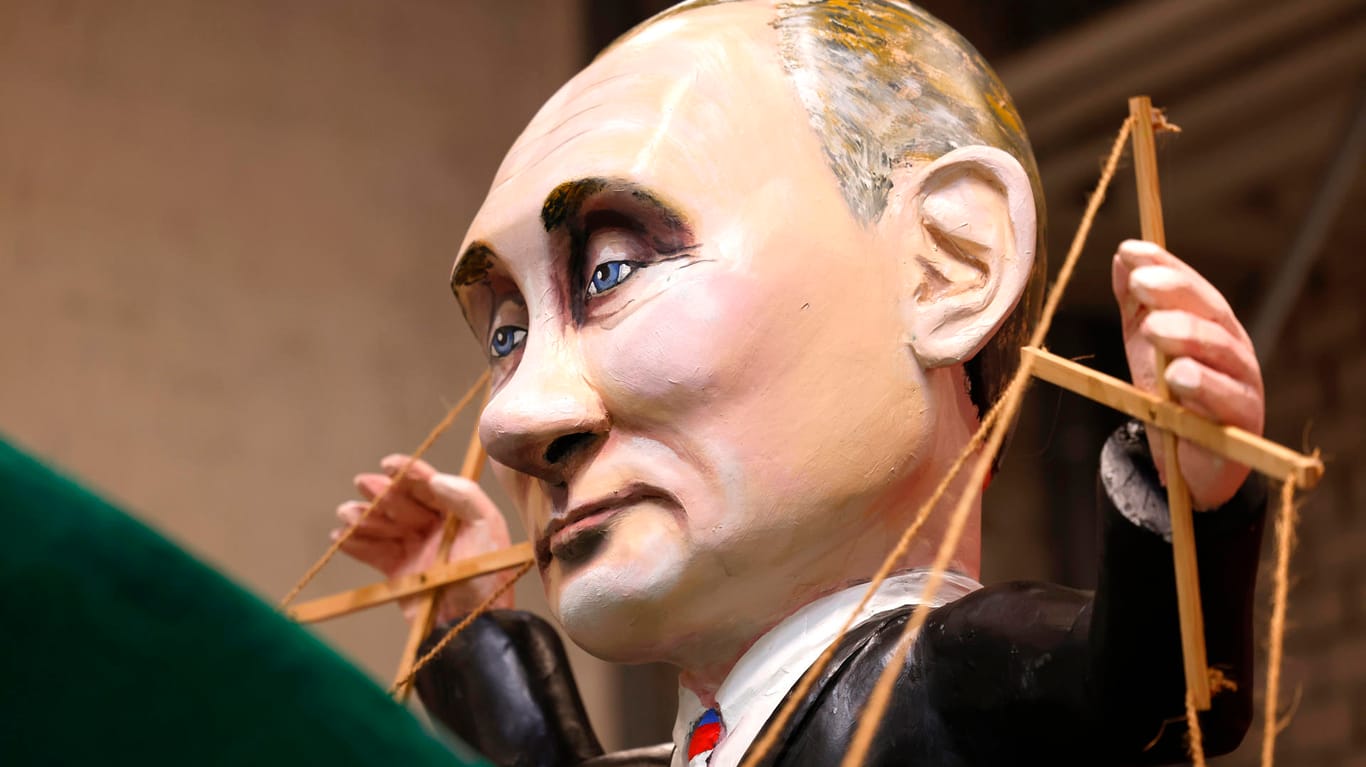 Putin-Figur auf einem Karnevalswagen: Paffenholz schnitzt besonders gerne Gesichter von bekannten Personen.