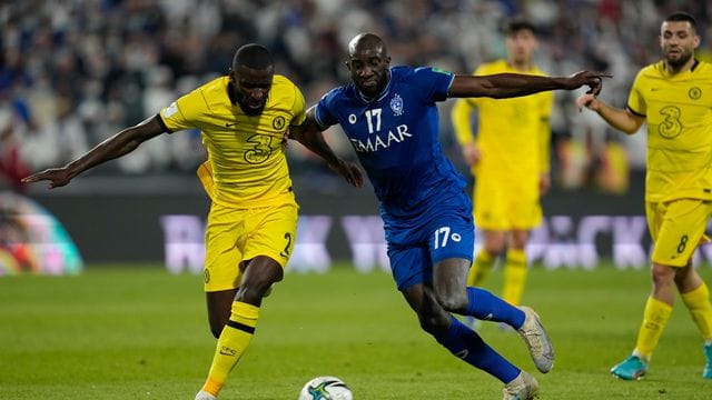 Chelseas Antonio Rüdiger (l) kämpft mit Moussa Marega von Al Hilal im Zweikampf um den Ball.