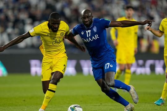 Chelseas Antonio Rüdiger (l) kämpft mit Moussa Marega von Al Hilal im Zweikampf um den Ball.