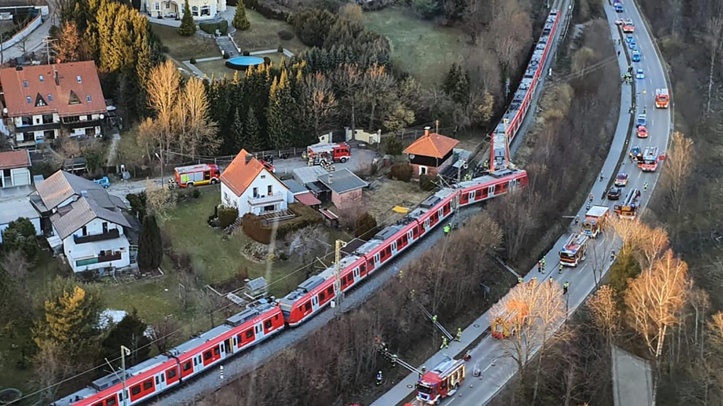 Eine Aufnahme aus einem ADAC Rettungshubschrauber: Die beiden aufeinander geprallten S-Bahnen an der Unfallstelle in der Nähe des Bahnhofes Ebenhausen-Schäftlarn. Eine Aufnahme aus einem ADAC Rettungshubschrauber: Die beiden aufeinander geprallten S-Bahnen an der Unfallstelle in der Nähe des Bahnhofes Ebenhausen-Schäftlarn.