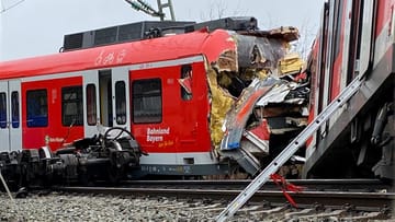 Die zerstörten S-Bahnen: Die beiden Lokführer sind bei dem Aufprall schwer verletzt worden.