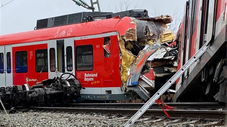 Die zerstörten S-Bahnen: Die beiden Lokführer sind bei dem Aufprall schwer verletzt worden.
