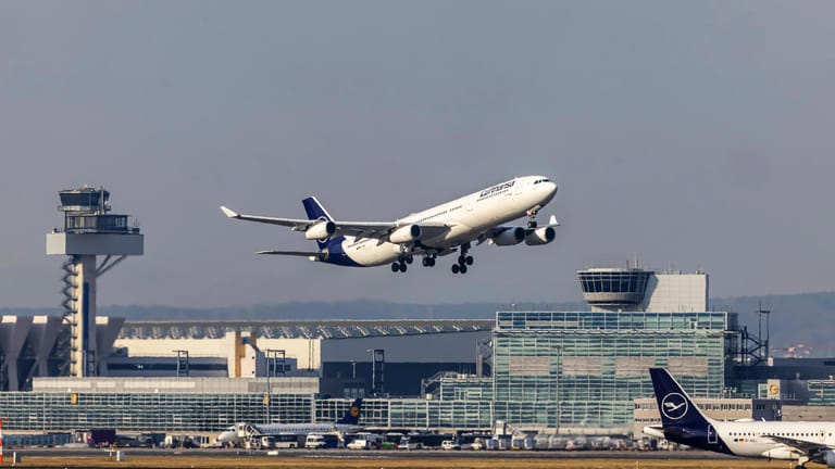 Ein Flugzeug startet vom Flughafen Frankfurt am Main (Archivbild): Die Flughafenbetreiber hoffen auf mehr Reiselust zu Ostern.